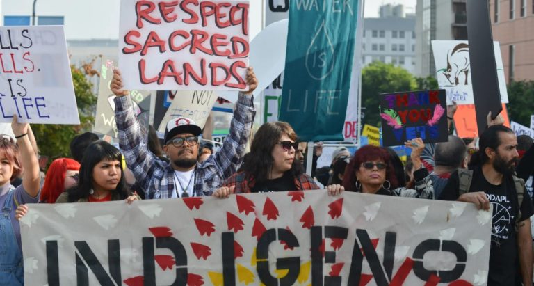 De nouveaux rapports indiquent comment soutenir les défenseurs des droits humains et environnementaux ainsi que les militants pour le climat, menacés alors qu’ils luttent pour une planète saine pour tous